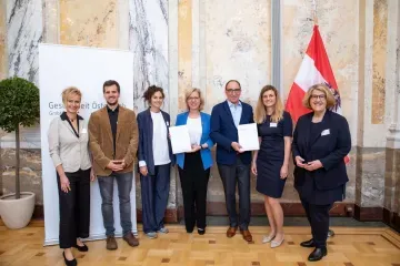 Auf dem Foto sind die Leiterin des Kompetenzzentrums Klima und Gesundheit und Autorin der Strategie Dr. Ruperta Lichtenecker, Klimaschutzministerin Leonore Gewessler, Gesundheitsminister Johannes Rauch und Autorin der Strategie, Karin Schanes zu sehen.