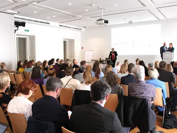 © GÖG Teilnehmende eines Workshops zur Einführung von Darmkrebs-Screenings, Vortragssituation im Konferenzraum mit Präsentation und Diskussion.