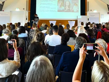 © GÖG / Ofner / Kührer Vortrag zu Selfdiagnosis und Mental Health auf TikTok beim 8. FrauenGesundheitsDialog – großes Publikumsinteresse.