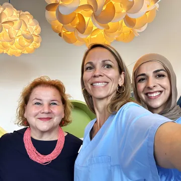 Gesundheitsministerin Korinna Schumann mit drei Frauen aus dem Gesundheitsbereich. Das Bild steht im Zusammenhang mit Primärversorgungseinheiten (PVE) in Österreich.