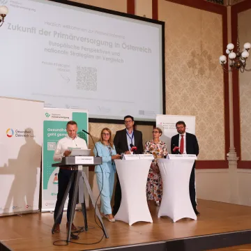 Gesundheitsstaatssekretärin Ulrike Königsberger-Ludwig, Ewout Van Ginneken (European Observatory on Health Systems and Policies), Allgemeinmedizinerin Stephanie Poggenburg und Herwig Ostermann (Geschäftsführer Gesundheit Österreich GmbH) bei der Konferenz zur Primärversorgung in Wien