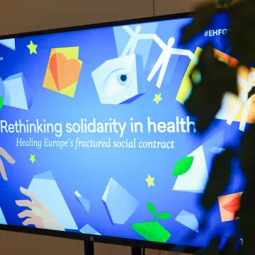 Fernseher mit Präsentation des Mottos vom EHFG 2025.