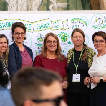 Staatssekretärin Ulrike Königsberger-Ludwig mit Landesrat Karlheinz Kornhäusl und Landesrätin Beate Prettner beim Startschuss der Jugendgesundheitskonferenzen 2025 in Graz.