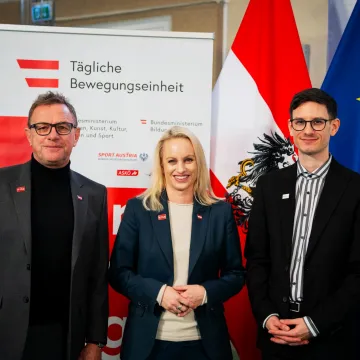 Ralf Rangnick, Sport-Staatssekretärin Michaela Schmidt und Lukas Teufl stehen bei einem Pressetermin zur „Täglichen Bewegungseinheit“ bei der Präsentation über die Tägliche Bewegungseinheit.