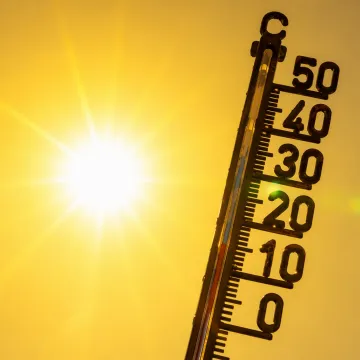 © GÖG, generiert mit KI (Copilot) Sonne, gelber Himmel und davor ein Thermometer