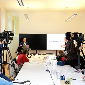 Pressekonferenz zur Drogensituation in Österreich – Martin Busch präsentiert aktuelle Daten, Journalist:innen und Kamerateams dokumentieren die Veranstaltung.