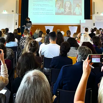 Vortrag zu Selfdiagnosis und Mental Health auf TikTok beim 8. FrauenGesundheitsDialog – großes Publikumsinteresse.