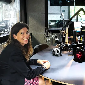 © GÖG Andrea Schmidt (GÖG) im Radiostudio von Ö1 beim Morgenjournal-Interview zum Nationalen Hitzeschutzplan. Aufnahme während der Livesendung.