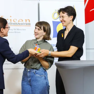 Diana Köhler und Johanna Tirnthal (Ö1) erhalten den Papageno-Medienpreis 2025 auf der Bühne überreicht.