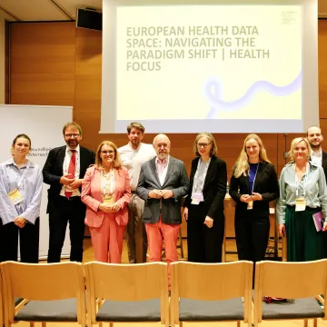 Foto der EHDS-Session beim European Forum Alpbach 2025 mit Staatssekretärin Ulrike Königsberger-Ludwig, GÖG-Geschäftsführer Herwig Ostermann und weiteren Teilnehmer:innen aus Politik, Wissenschaft und Patient:innenorganisationen.