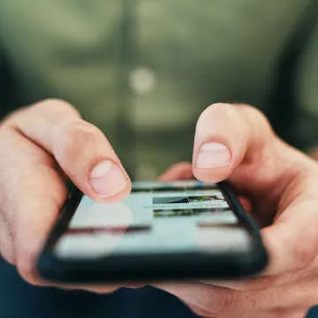 © Frank Coop/peopleimages.com - stock.adobe.com Symbolbild für Mediennutzung: Mann mit Handy in den Händen.