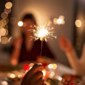 © Syda Productions - stock.adobe.com Sprühkerze vor unscharfem Hintergrund.