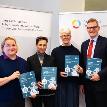 Vier Personen stehen vor Roll-ups von BMASGPK und Gesundheit Österreich GmbH (GÖG) und halten die Broschüre „Nationales Krebsrahmenprogramm 2026–2035“ in die Kamera.