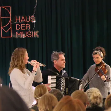 Musikalischer Beitrag bei der Veranstaltung „Culture and Health: Time to Act“ im Haus der Musik: Flöte, Akkordeon und Violine vor Publikum.
