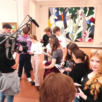 ORF kulturMONTAG begleitet YOUareART: Jugendliche testen Filter im Museum und sprechen über Körperbild, Vergleichsdruck und Selbstwert.