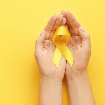 Yellow Ribbon wird in Hand gehalten.