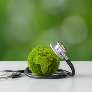 Stethoskop auf grüner Erdkugel.