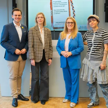 © BMASGPK / Viktoria Palka Gruppenfoto zur Jugendbeteiligung bei Social Media und KI. Von links: Moritz Mittermann, Gerlinde Rohrauer-Näf, Ulrike Königsberger-Ludwig und Leolinilla Buba Lolay.