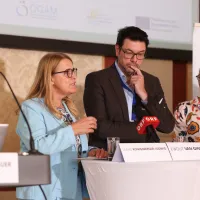 Gesundheitsstaatssekretärin Ulrike Königsberger-Ludwig spricht neben Ewout Van Ginniken bei einer Pressekonferenz zur Primärversorgung in Österreich 2030.