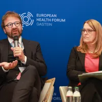 Herwig Ostermann und Staatssekretärin Ulrike Königsberger-Ludwig am EHFG 2025.