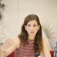 Andrea Schmidt erklärt aktuelle Forschungsergebnissen vor Journalisten.