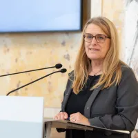 Staatssekretärin Ulrike Königsberger-Ludwig bei der Preisverleihung Best Practice Award 2026. Klimaneutrales Gesundheitswesen.