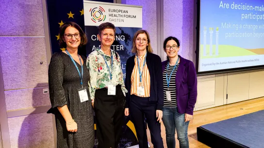 © Rohrauer-Näf/GÖG Vier Frauen stehen vor einem Banner des European Health Forum Gastein.