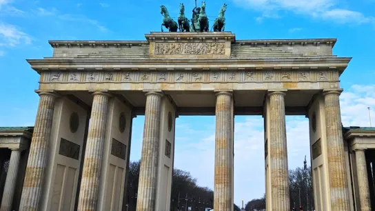 © GÖG/Ofner/Wahl/Preiner und NZFH/Blankenagel Brandenburger Tor in Berlin bei blauem Himmel – berühmtes Wahrzeichen und Symbol für Geschichte, Einheit und Demokratie in Deutschland.