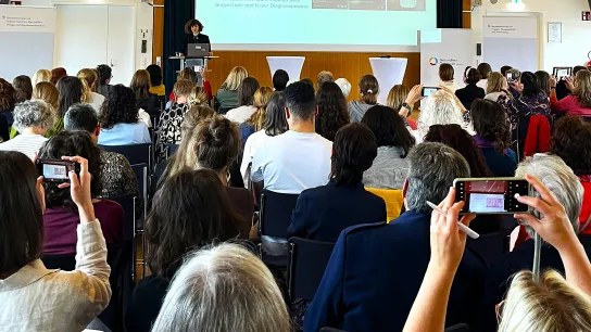© GÖG / Ofner / Kührer Vortrag zu Selfdiagnosis und Mental Health auf TikTok beim 8. FrauenGesundheitsDialog – großes Publikumsinteresse.