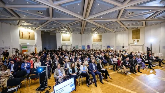 © www.marko.photo Blick in den prall gefüllten Veranstaltungssaal bei der Verleihung des Österreichischen Verwaltungspreises 2025. Zahlreiche Gäste aus Verwaltung, Politik und Organisationen verfolgen die Preisverleihung.