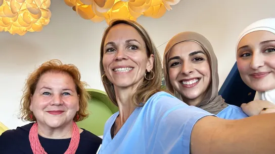 Gesundheitsministerin Korinna Schumann mit drei Frauen aus dem Gesundheitsbereich. Das Bild steht im Zusammenhang mit Primärversorgungseinheiten (PVE) in Österreich.