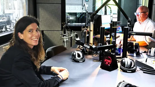 Andrea Schmidt (GÖG) im Radiostudio von Ö1 beim Morgenjournal-Interview zum Nationalen Hitzeschutzplan. Aufnahme während der Livesendung.