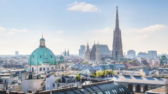 © mRGB - stock.adobe.com Blick über die Wiener Innenstadt mit Stephansdom und Peterskirche an einem sonnigen, wolkenarmen Tag – Sinnbild für heiße Sommer in der Stadt und den städtischen Hitzeschutzplan.