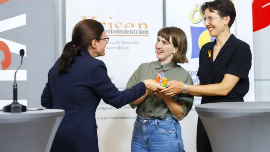Diana Köhler und Johanna Tirnthal (Ö1) erhalten den Papageno-Medienpreis 2025 auf der Bühne überreicht.