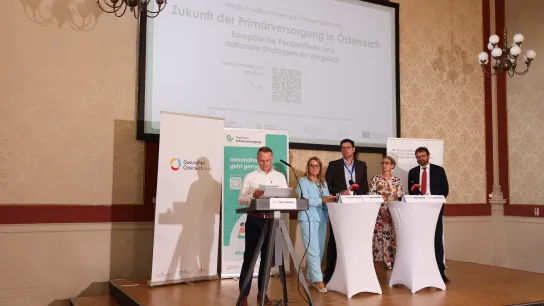 Gesundheitsstaatssekretärin Ulrike Königsberger-Ludwig, Ewout Van Ginniken (European Observatory on Health Systems and Policies), Allgemeinmedizinerin Stephanie Poggenburg und Herwig Ostermann (Geschäftsführer Gesundheit Österreich GmbH) bei der Konferenz zur Primärversorgung in Wien
