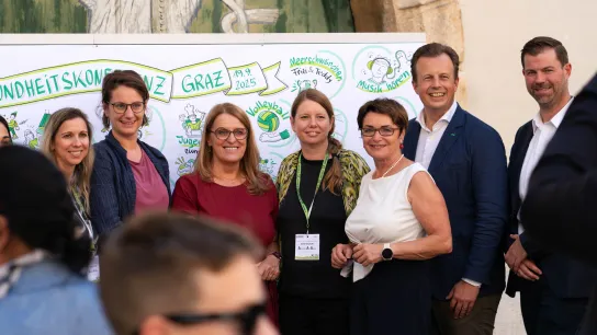 Staatssekretärin Ulrike Königsberger-Ludwig mit Landesrat Karlheinz Kornhäusl und Landesrätin Beate Prettner beim Startschuss der Jugendgesundheitskonferenzen 2025 in Graz.