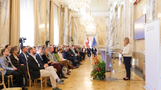 Staatssekretärin Ulrike Königsberger-Ludwig spricht bei der Preisverleihung des Best Practice Award „Klimafreundliche Gesundheitseinrichtungen“ 2025 vor den teilnehmenden Gesundheitseinrichtungen im Festsaal des Ministeriums.