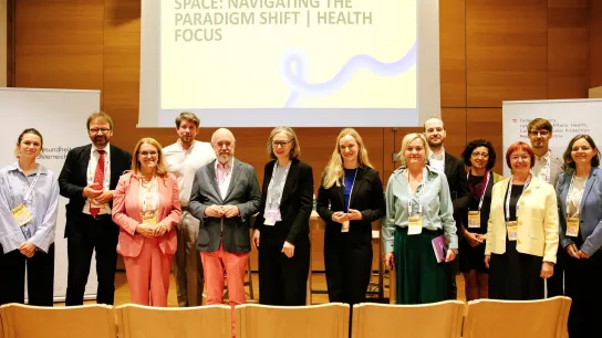 Foto der EHDS-Session beim European Forum Alpbach 2025 mit Staatssekretärin Ulrike Königsberger-Ludwig, GÖG-Geschäftsführer Herwig Ostermann und weiteren Teilnehmer:innen aus Politik, Wissenschaft und Patient:innenorganisationen.