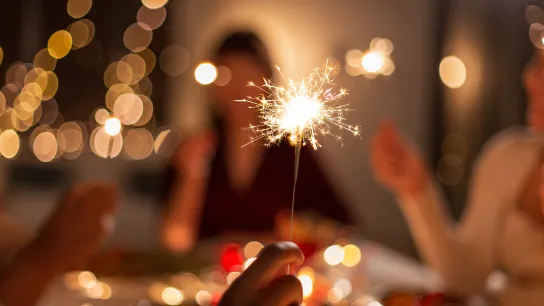 Sprühkerze vor unscharfem Hintergrund.