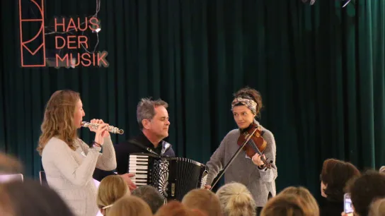 Musikalischer Beitrag bei der Veranstaltung „Culture and Health: Time to Act“ im Haus der Musik: Flöte, Akkordeon und Violine vor Publikum.
