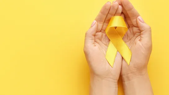 Yellow Ribbon wird in Hand gehalten.