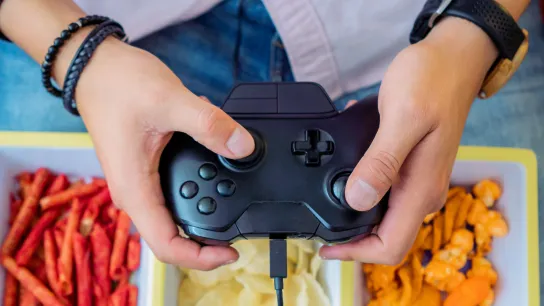 Konsole Snacks zwei Hände