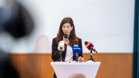Andrea E. Schmidt, Abteilungsleiterin Kompetenzzentrum Klima und Gesundheit, Gesundheit Österreich, am Podium. © BMASGPK/Habermann