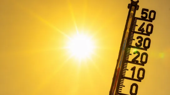 Sonne, gelber Himmel und davor ein Thermometer