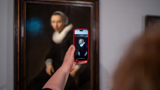 AR-App "verschönert" Kunstwerk mittels Social-Media-Filter.