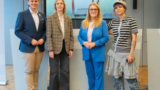 Gruppenfoto zur Jugendbeteiligung bei Social Media und KI. Von links: Moritz Mittermann, Gerlinde Rohrauer-Näf, Ulrike Königsberger-Ludwig und Leolinilla Buba Lolay.